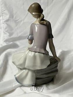 NAO BY LLADRO SPRING REFLECTIONS GIRL #1392 BRAND FLOWER SITTING Mint Condition