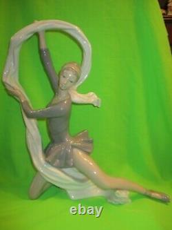 NAO BY LLADRO VERY LARGE DANCER BALLERINA WITH VEIL RIBBON FIGURINE No185