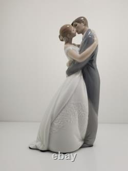 NAO By LLADRO #1613 A Kiss Forever Love Bride & Groom Bridal Cake Topper Decor