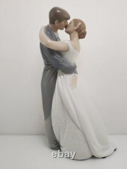 NAO By LLADRO #1613 A Kiss Forever Love Bride & Groom Bridal Cake Topper Decor