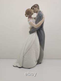 NAO By LLADRO #1613 A Kiss Forever Love Bride & Groom Bridal Cake Topper Decor