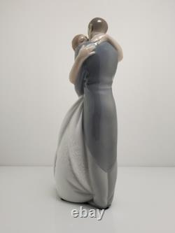 NAO By LLADRO #1613 A Kiss Forever Love Bride & Groom Bridal Cake Topper Decor