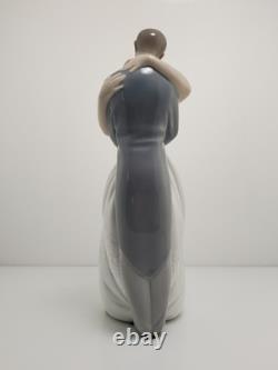 NAO By LLADRO #1613 A Kiss Forever Love Bride & Groom Bridal Cake Topper Decor