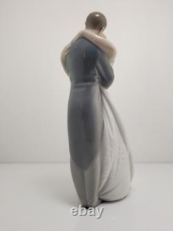 NAO By LLADRO #1613 A Kiss Forever Love Bride & Groom Bridal Cake Topper Decor