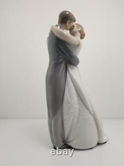 NAO By LLADRO #1613 A Kiss Forever Love Bride & Groom Bridal Cake Topper Decor