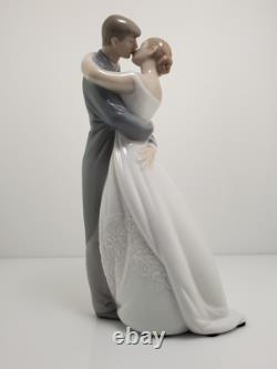 NAO By LLADRO #1613 A Kiss Forever Love Bride & Groom Bridal Cake Topper Decor