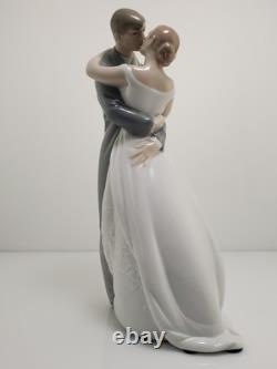 NAO By LLADRO #1613 A Kiss Forever Love Bride & Groom Bridal Cake Topper Decor
