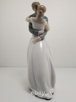 NAO By LLADRO #1613 A Kiss Forever Love Bride & Groom Bridal Cake Topper Decor