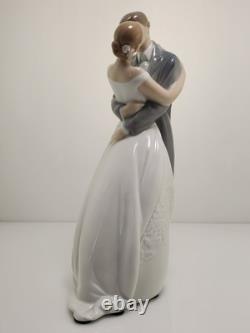 NAO By LLADRO #1613 A Kiss Forever Love Bride & Groom Bridal Cake Topper Decor