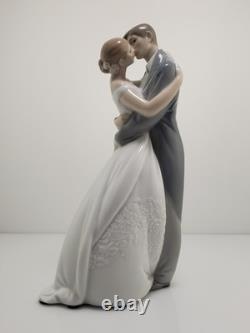 NAO By LLADRO #1613 A Kiss Forever Love Bride & Groom Bridal Cake Topper Decor