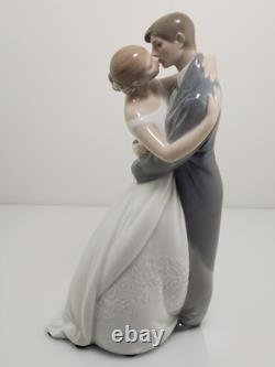NAO By LLADRO #1613 A Kiss Forever Love Bride & Groom Bridal Cake Topper Decor