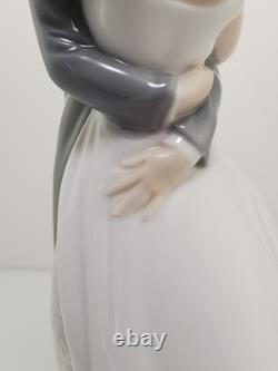 NAO By LLADRO #1613 A Kiss Forever Love Bride & Groom Bridal Cake Topper Decor