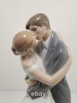 NAO By LLADRO #1613 A Kiss Forever Love Bride & Groom Bridal Cake Topper Decor