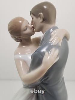 NAO By LLADRO #1613 A Kiss Forever Love Bride & Groom Bridal Cake Topper Decor