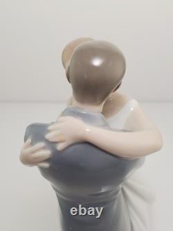 NAO By LLADRO #1613 A Kiss Forever Love Bride & Groom Bridal Cake Topper Decor