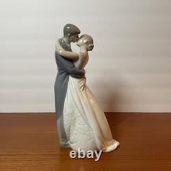 NAO By LLADRO #1613 A Kiss Forever Love Bride & Groom Cake Topper 9 in