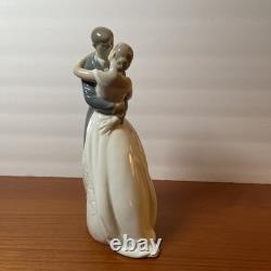 NAO By LLADRO #1613 A Kiss Forever Love Bride & Groom Cake Topper 9 in