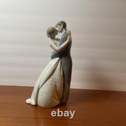 NAO By LLADRO #1613 A Kiss Forever Love Bride & Groom Cake Topper 9 in