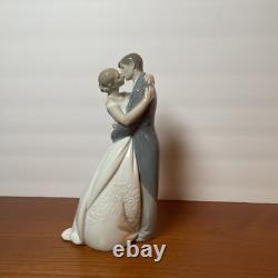 NAO By LLADRO #1613 A Kiss Forever Love Bride & Groom Cake Topper 9 in