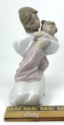 NAO By Lladro Figurine 1467 A Hug of Love 2003 Handmade in Spain Retired