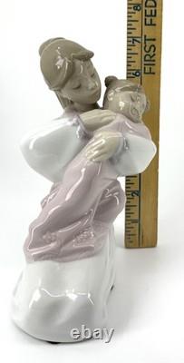 NAO By Lladro Figurine 1467 A Hug of Love 2003 Handmade in Spain Retired