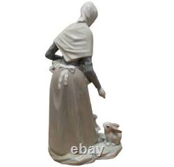 NAO By Lladro Glossy Woman Figurjne With Rabbits