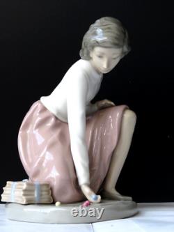 NAO DAISA LLADRO SPAIN 1982 Porcelain Girl Playing Marbles