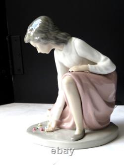 NAO DAISA LLADRO SPAIN 1982 Porcelain Girl Playing Marbles