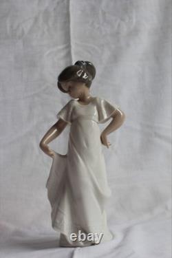NAO Figure Camison Con Vuelo with Original Box by Lladro