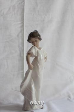 NAO Figure Camison Con Vuelo with Original Box by Lladro