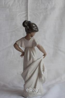 NAO Figure Camison Con Vuelo with Original Box by Lladro