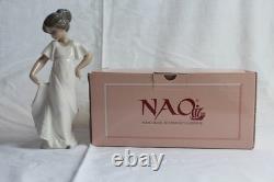 NAO Figure Camison Con Vuelo with Original Box by Lladro