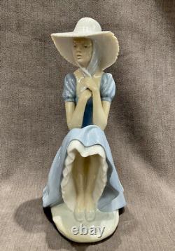 NAO/LLADRO Girl with Straw Hat La Pamela Figurine Gloss Finish