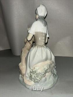 NAO LLADRO Woman & Dog 9 Porcelain Figurine MINT