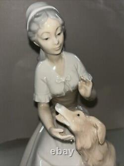 NAO LLADRO Woman & Dog 9 Porcelain Figurine MINT