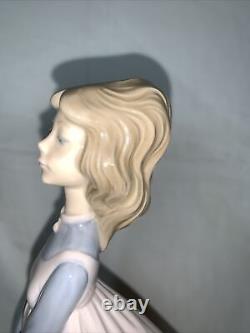 NAO Lady with Hat Figurine 13.5 LLADRO excellent condition