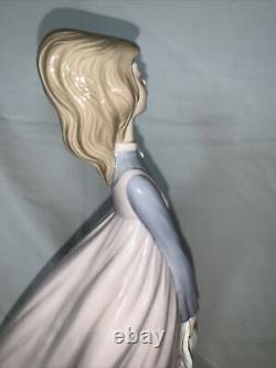 NAO Lady with Hat Figurine 13.5 LLADRO excellent condition