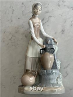 NAO Lladro 136 Girl at the Fountain Woman Filling Water Jugs MWOB, RV$225