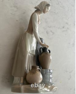 NAO Lladro 136 Girl at the Fountain Woman Filling Water Jugs MWOB, RV$225