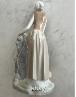 NAO Lladro 136 Girl at the Fountain Woman Filling Water Jugs MWOB, RV$225