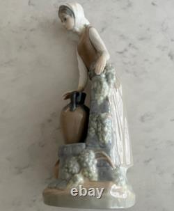NAO Lladro 136 Girl at the Fountain Woman Filling Water Jugs MWOB, RV$225