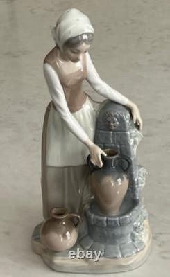 NAO Lladro 136 Girl at the Fountain Woman Filling Water Jugs MWOB, RV$225