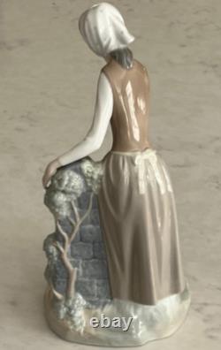 NAO Lladro 136 Girl at the Fountain Woman Filling Water Jugs MWOB, RV$225