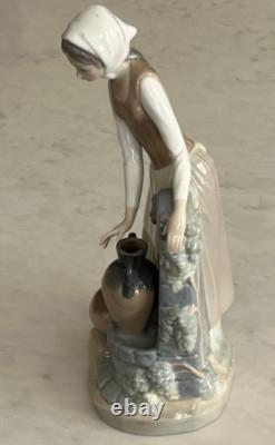 NAO Lladro 136 Girl at the Fountain Woman Filling Water Jugs MWOB, RV$225