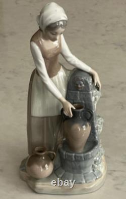NAO Lladro 136 Girl at the Fountain Woman Filling Water Jugs MWOB, RV$225