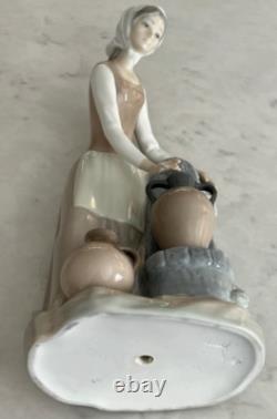 NAO Lladro 136 Girl at the Fountain Woman Filling Water Jugs MWOB, RV$225