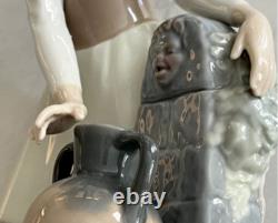 NAO Lladro 136 Girl at the Fountain Woman Filling Water Jugs MWOB, RV$225