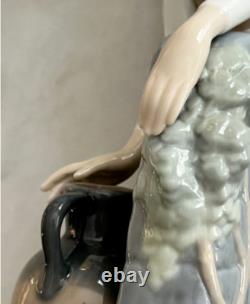 NAO Lladro 136 Girl at the Fountain Woman Filling Water Jugs MWOB, RV$225