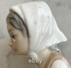 NAO Lladro 136 Girl at the Fountain Woman Filling Water Jugs MWOB, RV$225