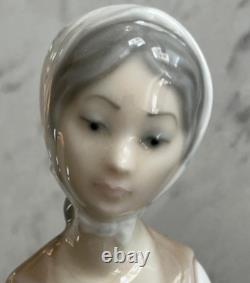 NAO Lladro 136 Girl at the Fountain Woman Filling Water Jugs MWOB, RV$225